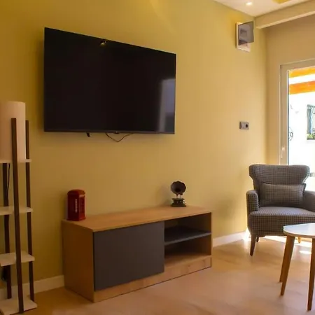 Cozy With Balcony فندق